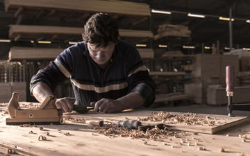 Handscrapping - pure manual work according to the request of the wood